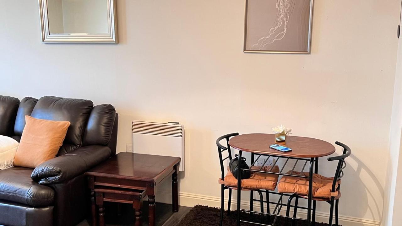 Radiant2 Bedroom Apartment In The Heart Of Harlow Town Exterior foto