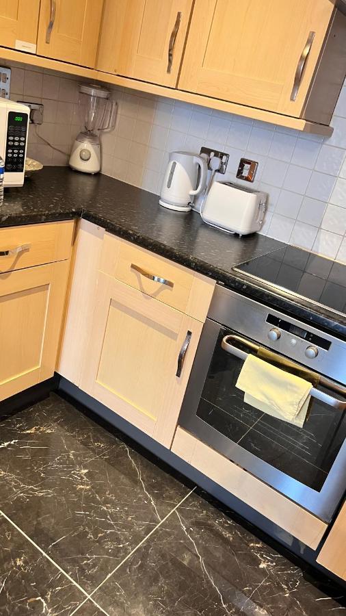 Radiant2 Bedroom Apartment In The Heart Of Harlow Town Exterior foto