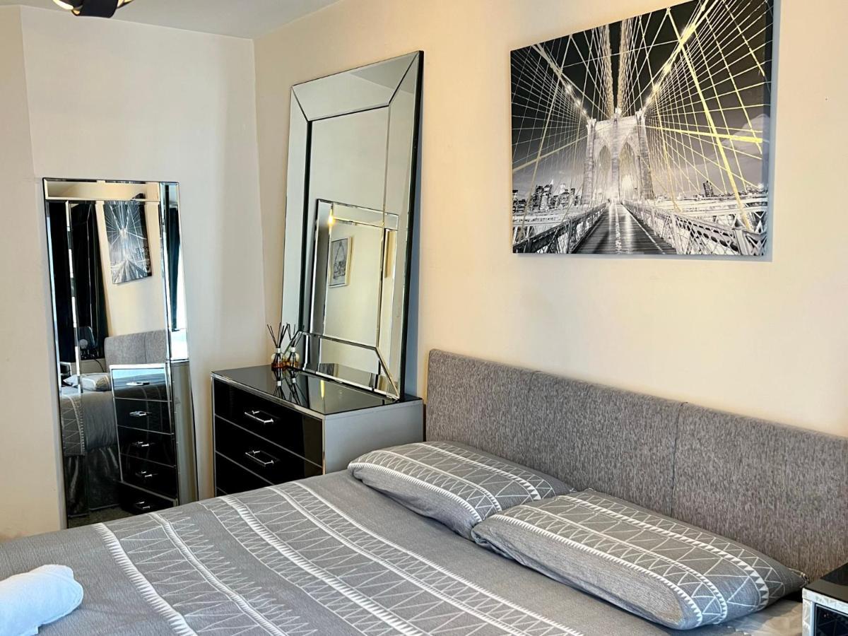 Radiant2 Bedroom Apartment In The Heart Of Harlow Town Exterior foto