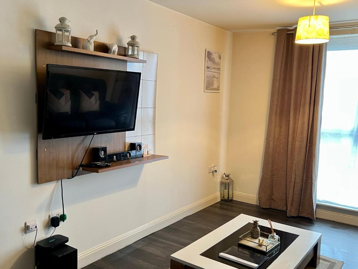 Radiant2 Bedroom Apartment In The Heart Of Harlow Town Exterior foto