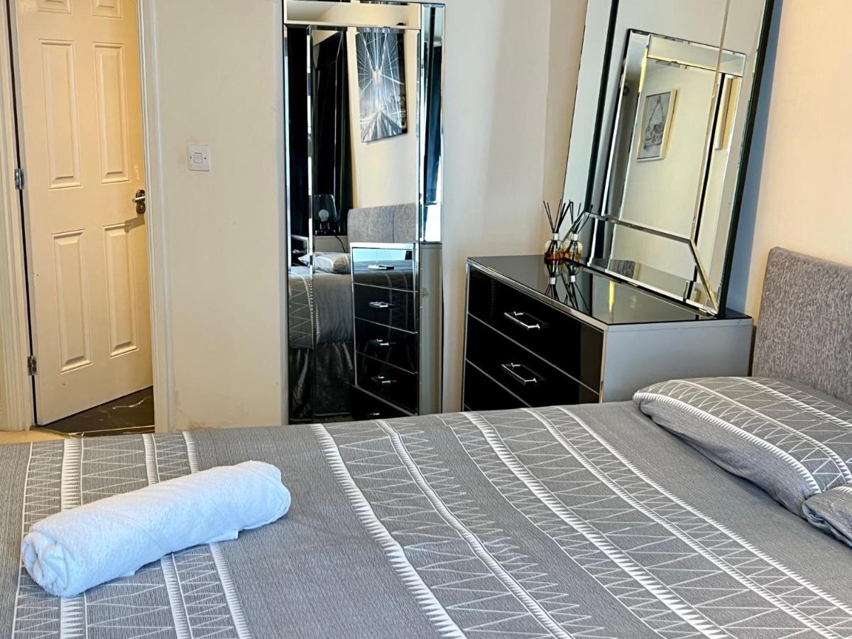 Radiant2 Bedroom Apartment In The Heart Of Harlow Town Exterior foto