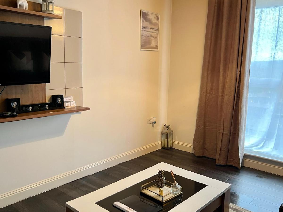 Radiant2 Bedroom Apartment In The Heart Of Harlow Town Exterior foto